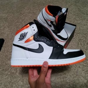 Air Jordan 1 High OG 'Electro Orange (SIZE 9.5)